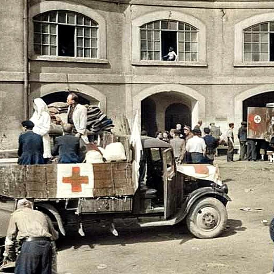 Snímek z nádvoří Sudetských kasáren, ve kterých vznikla Československá státní pomocná nemocnice v Terezíně