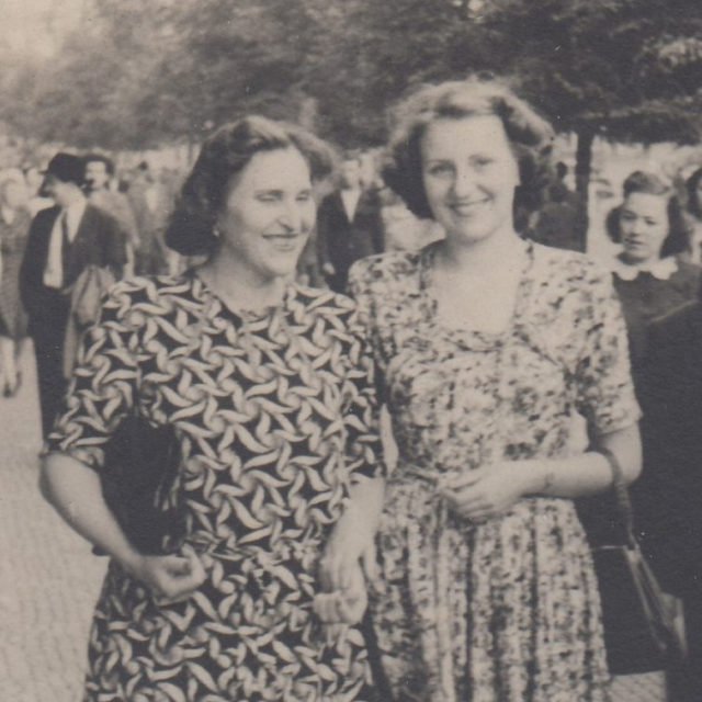 Marie Štěrbová s dcerou Vlastou v roce 1949